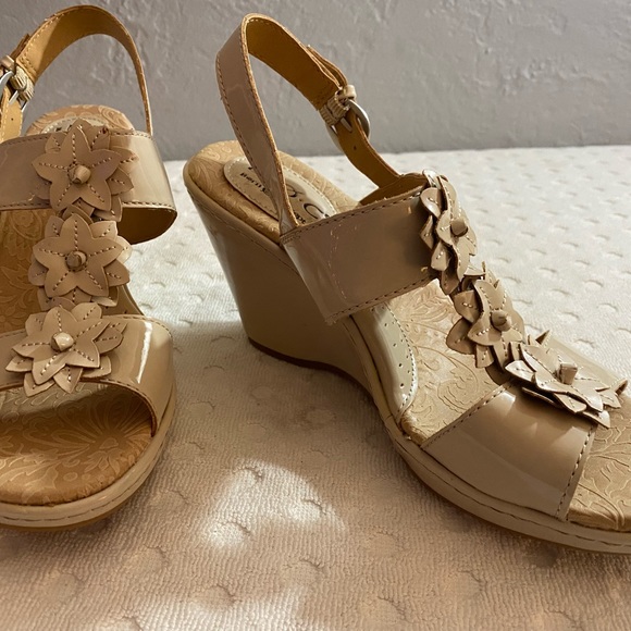 BORN Nude patent leather sandals with 3-D flower embellishments - Picture 3 of 16